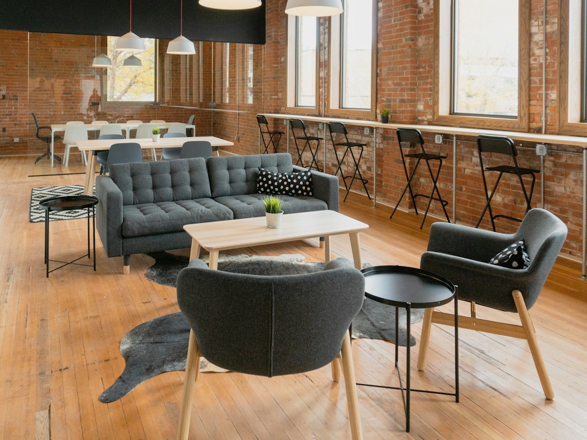 Ağac və metal mebel - loft üslublu interyer